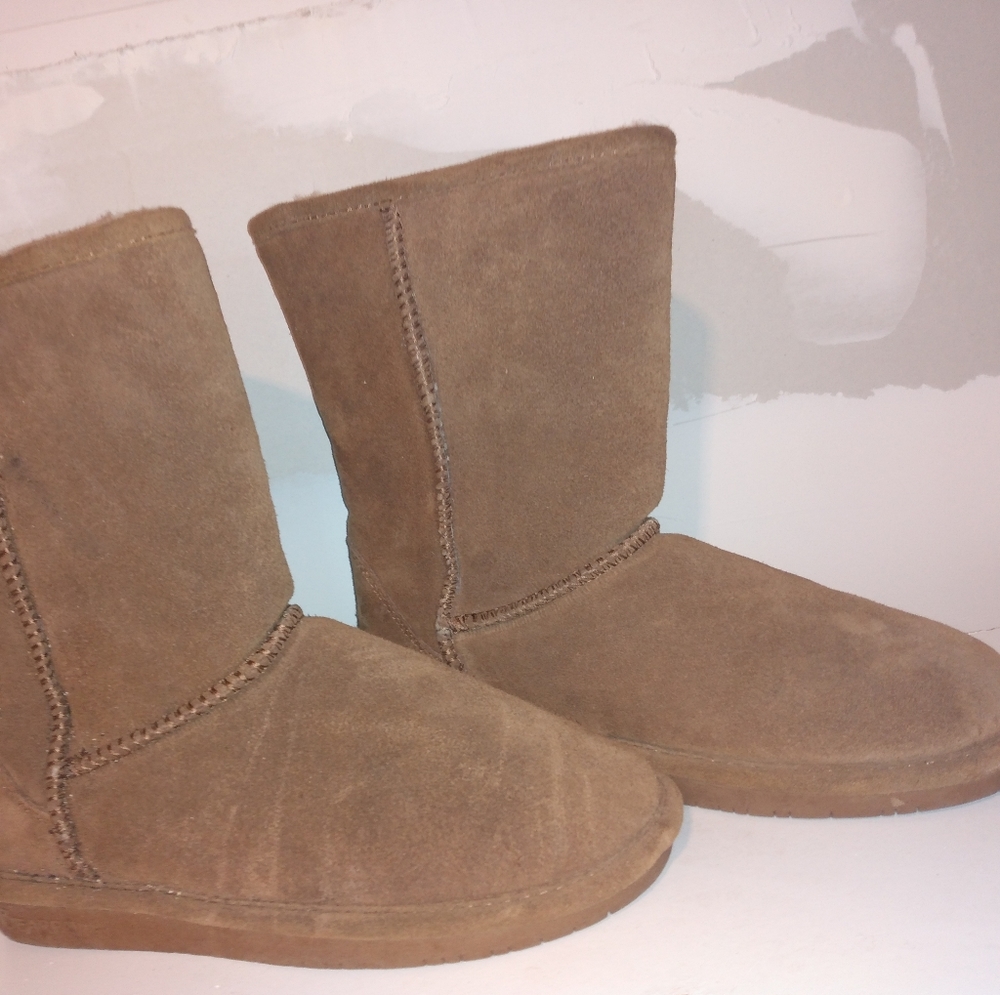Never worn Bearpaw boots size 7